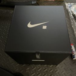 UNDEFEATED and Nike collaborated to honor the late Kobe Bryant with the "Hall of Fame" Metallic Gold Snake Basketball.