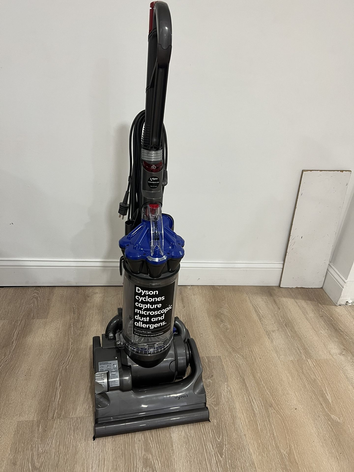 Dyson DC33 Bagless Upright Vacuum. Blue 