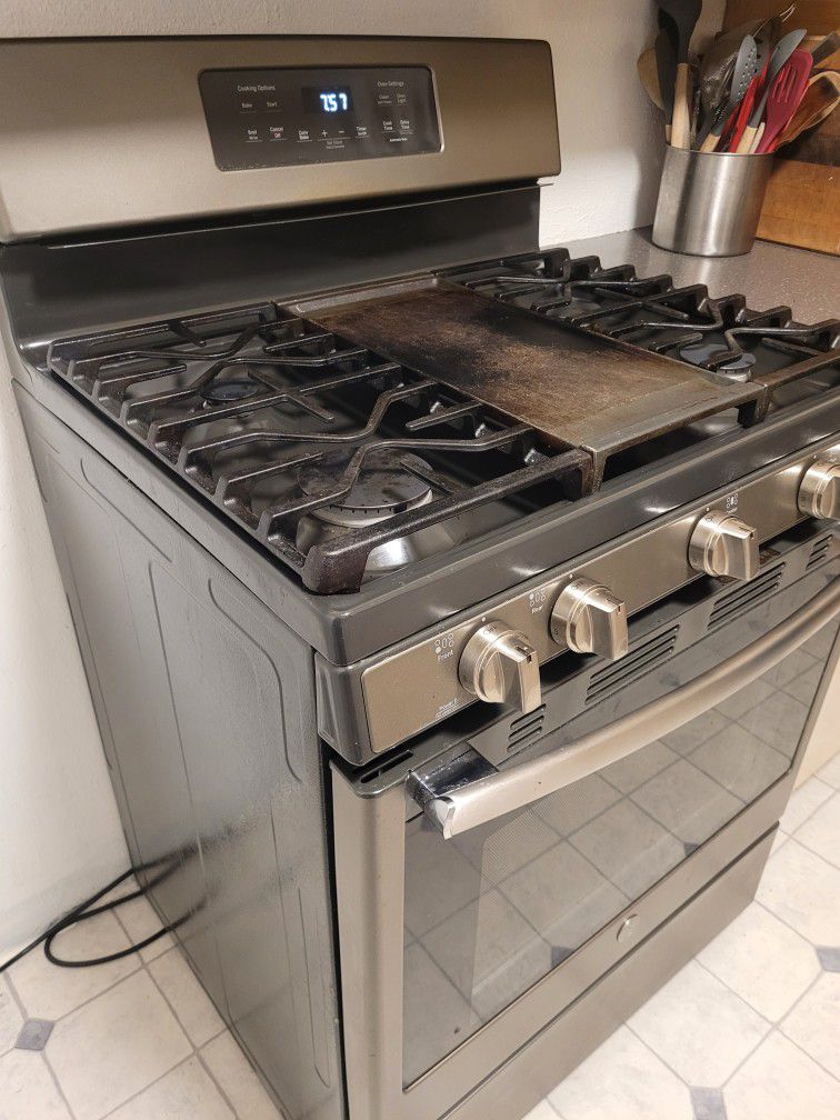 GE Gas Range With Griddle And Steam Clean Feature
