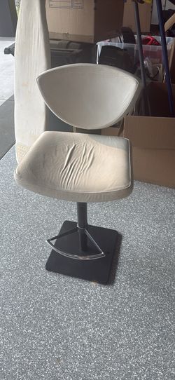 Modern counter or bar stools - white (4)
