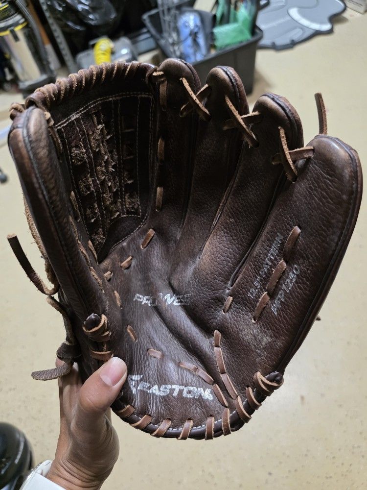 Easton 12.5” Softball Glove – Genuine Leather – Great Condition