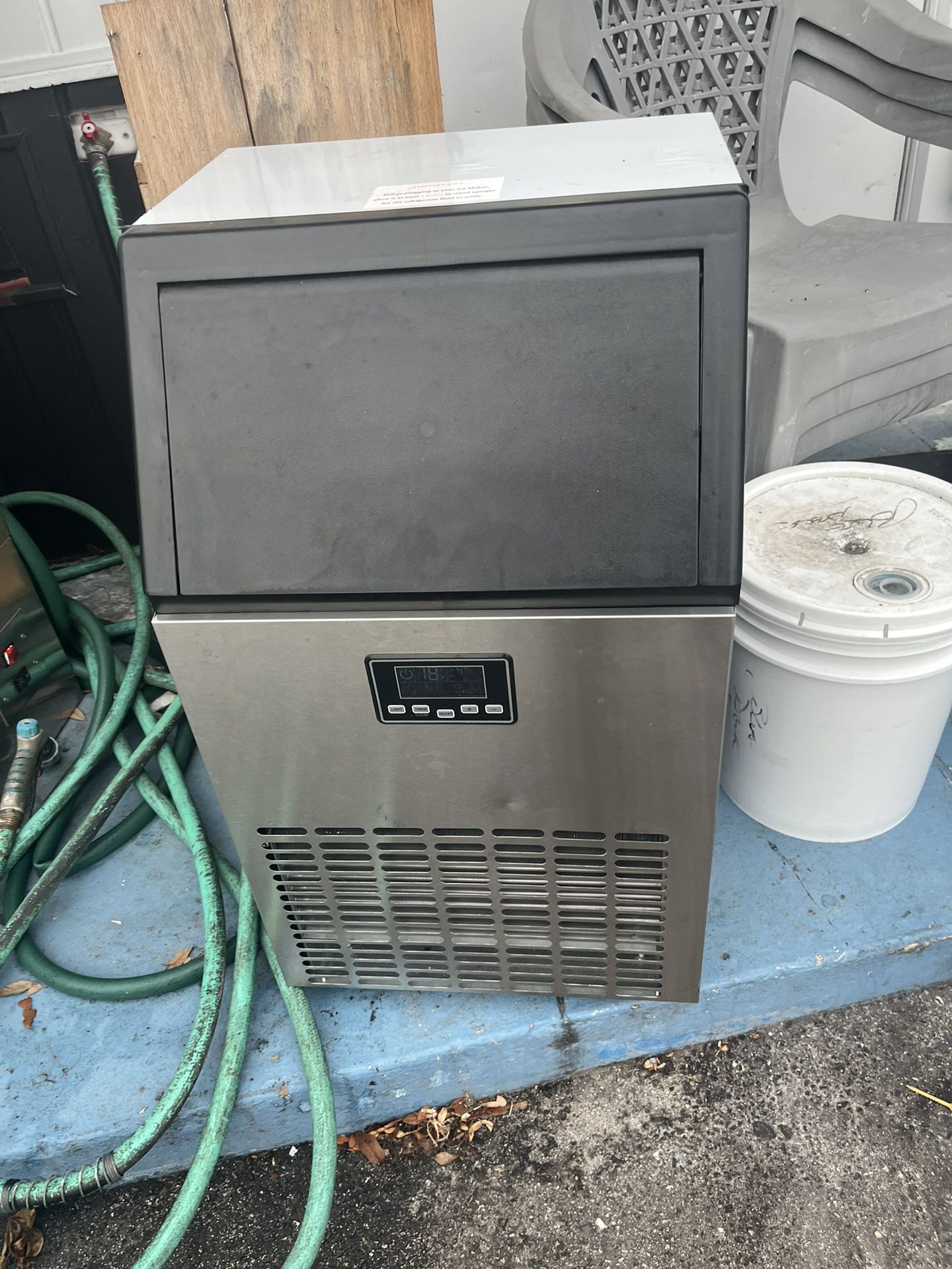 Like New Icemaker Works Perfect today. Only 150.