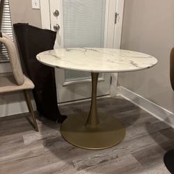 Dinning Room Table And Chairs 