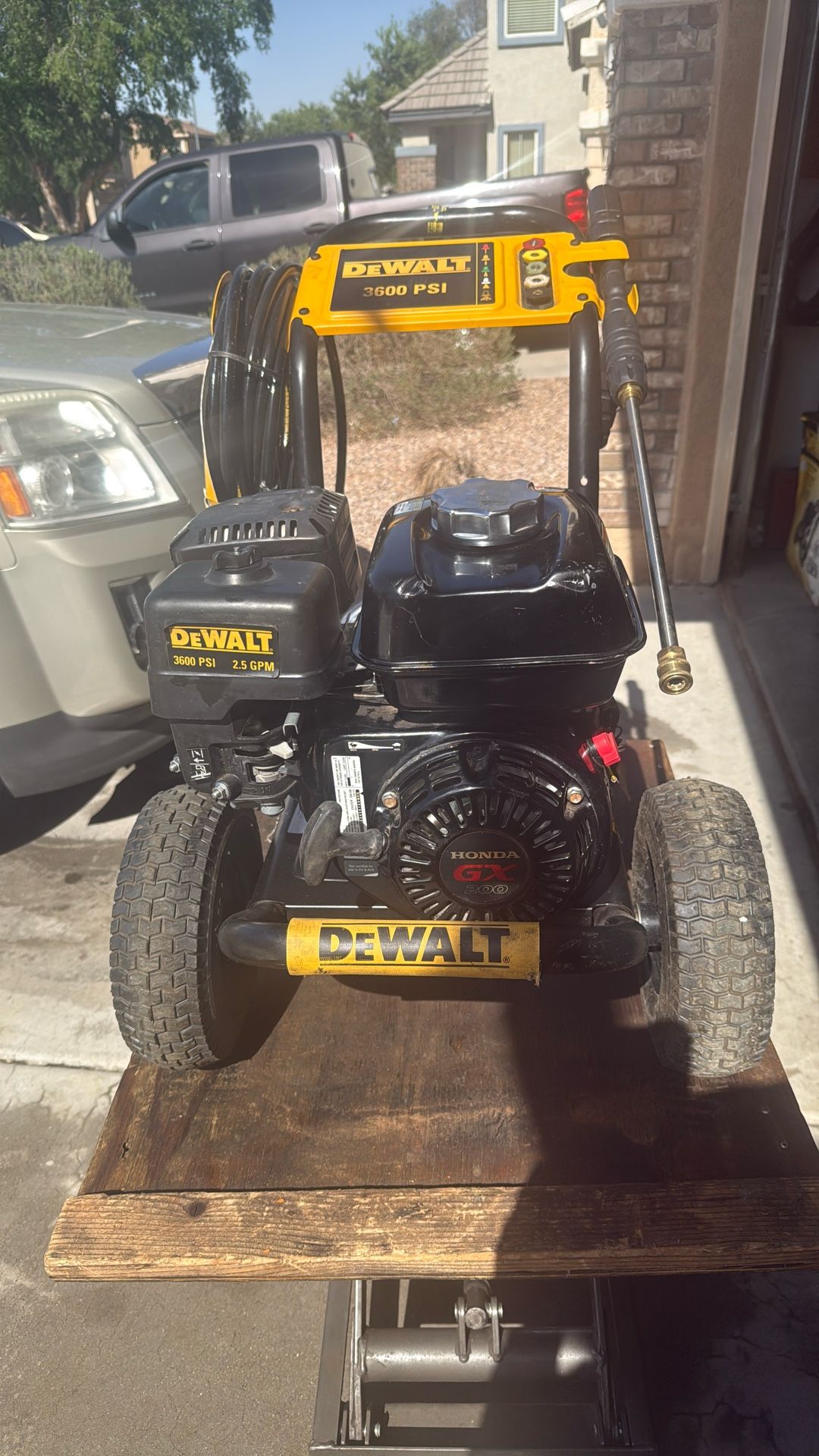 DEWALT 3600 PSI HONDA GX200 2.5 GPM PRESSURE WASHER