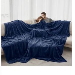 $70-pick-up Yakima,Wa.—Huge thick heavy and very warm fuzzy/velvety king size fuzzy/fluffy dark blue winter blanket. Very heavy. (but still able to wa