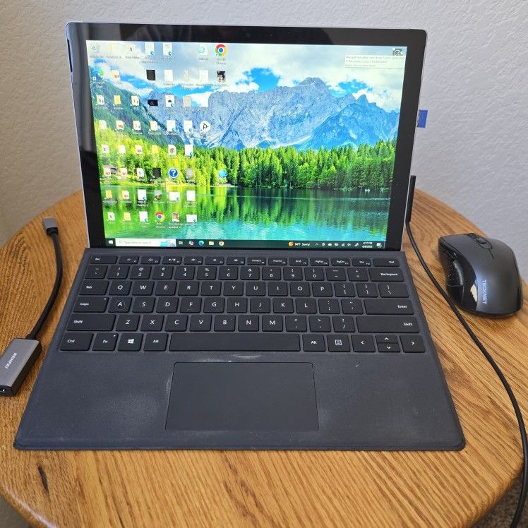 Microsoft Surface Pro 4 w/Keyboard, 264MB, Intel i5 7300 CPU 8G Ram