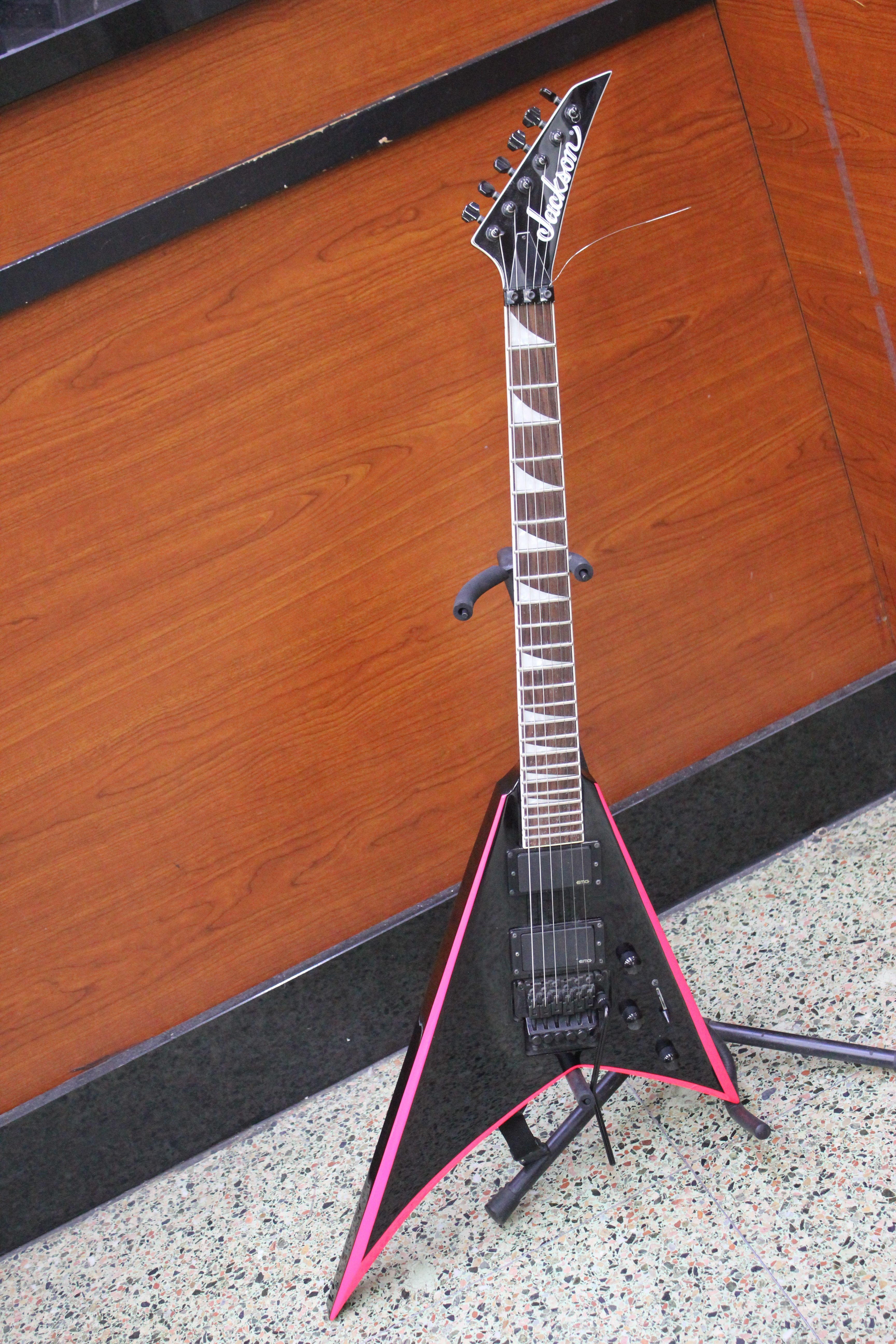 Jackson RRXMG X Series Rhoads - Black with Pink Bevels