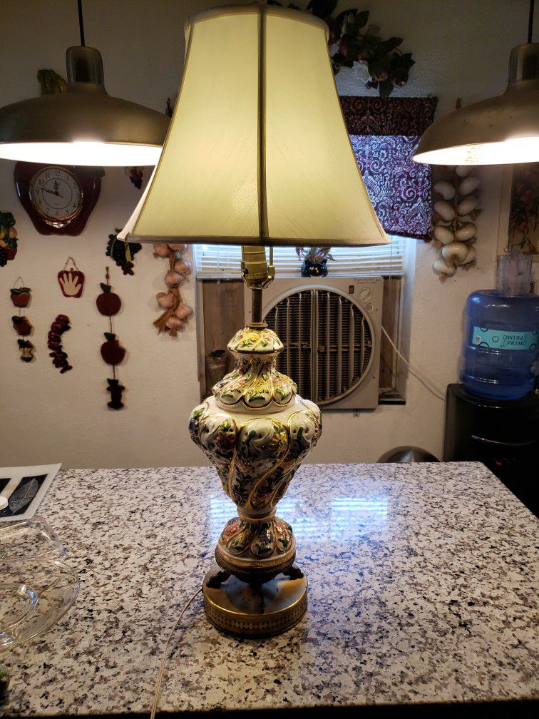 Italian vintage  porcelain Lamp Capodimonte 