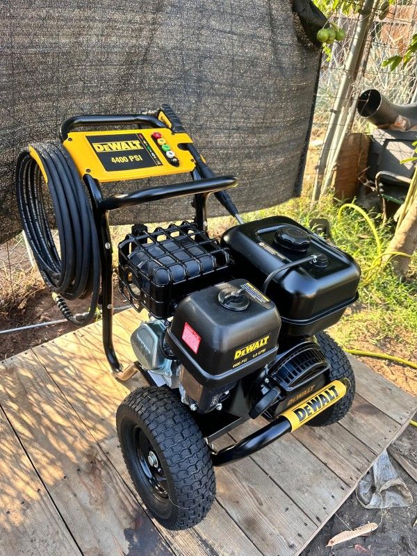 DEWALT4400 PSI 4.0 GPM Cold Water Gas Pressure Washer