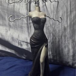 🖤 Jewelry Holder – Elegant Mannequin Stand, $8