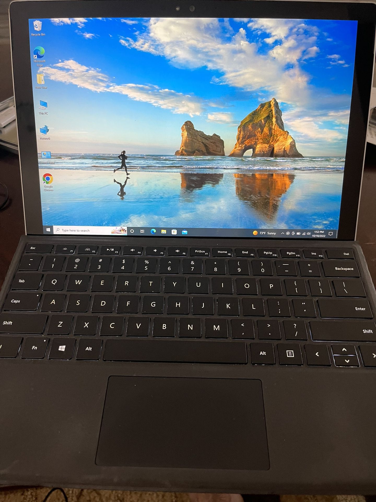 Microsoft Surface Pro 4 12.3" (256gb, Intel Core i5 6th Gen., 8gb ) Convertible  Non - Touch Screen.   Screen is in very good condition and has good b