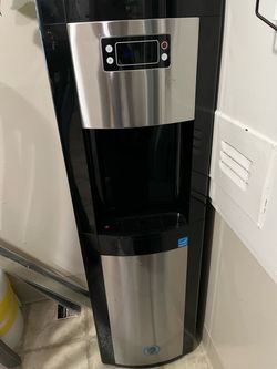 Freestanding hot and cold water dispenser