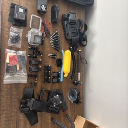 GoPro Hero 7 Black + 20-Piece Accessory Bundle 
