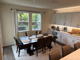Dining Table w/ 8 chairs and removable leaf