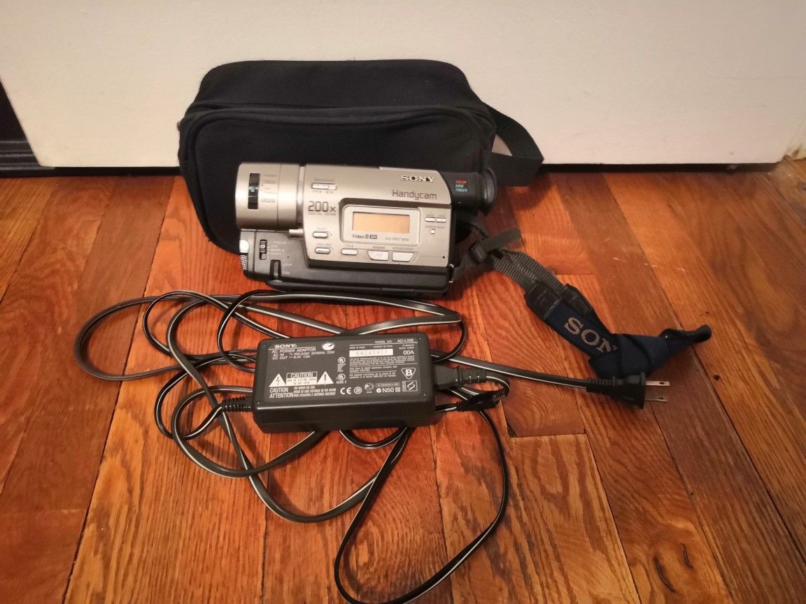 Sony Handycam CCD TR517 with Charger and Bag