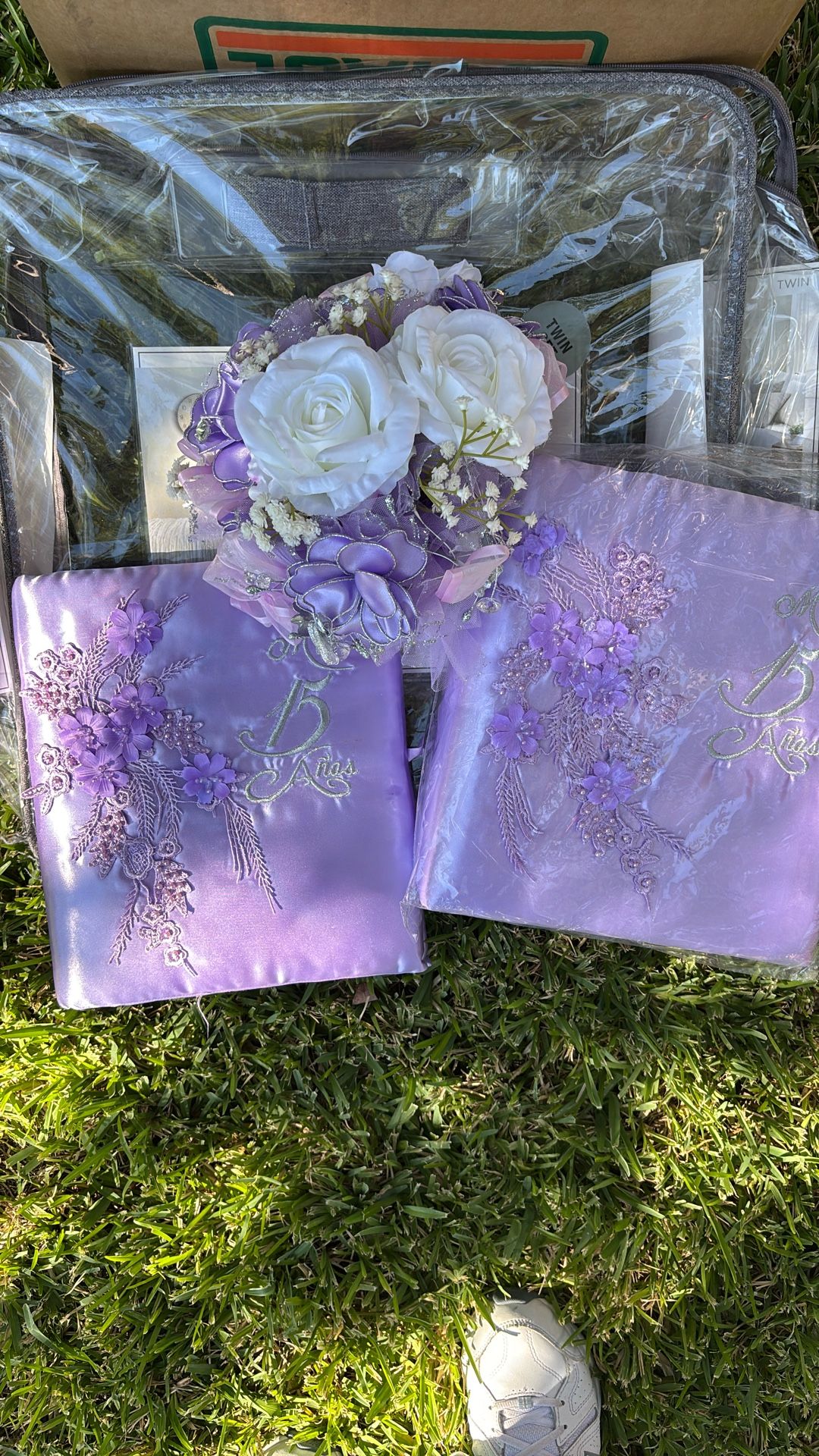 Quince Álbum, Guestbook, And Bouquet