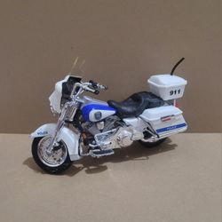 Maisto 1/18 Scale 32029 - Series 10 Harley Davidson Motorbike Law - No Policeman
