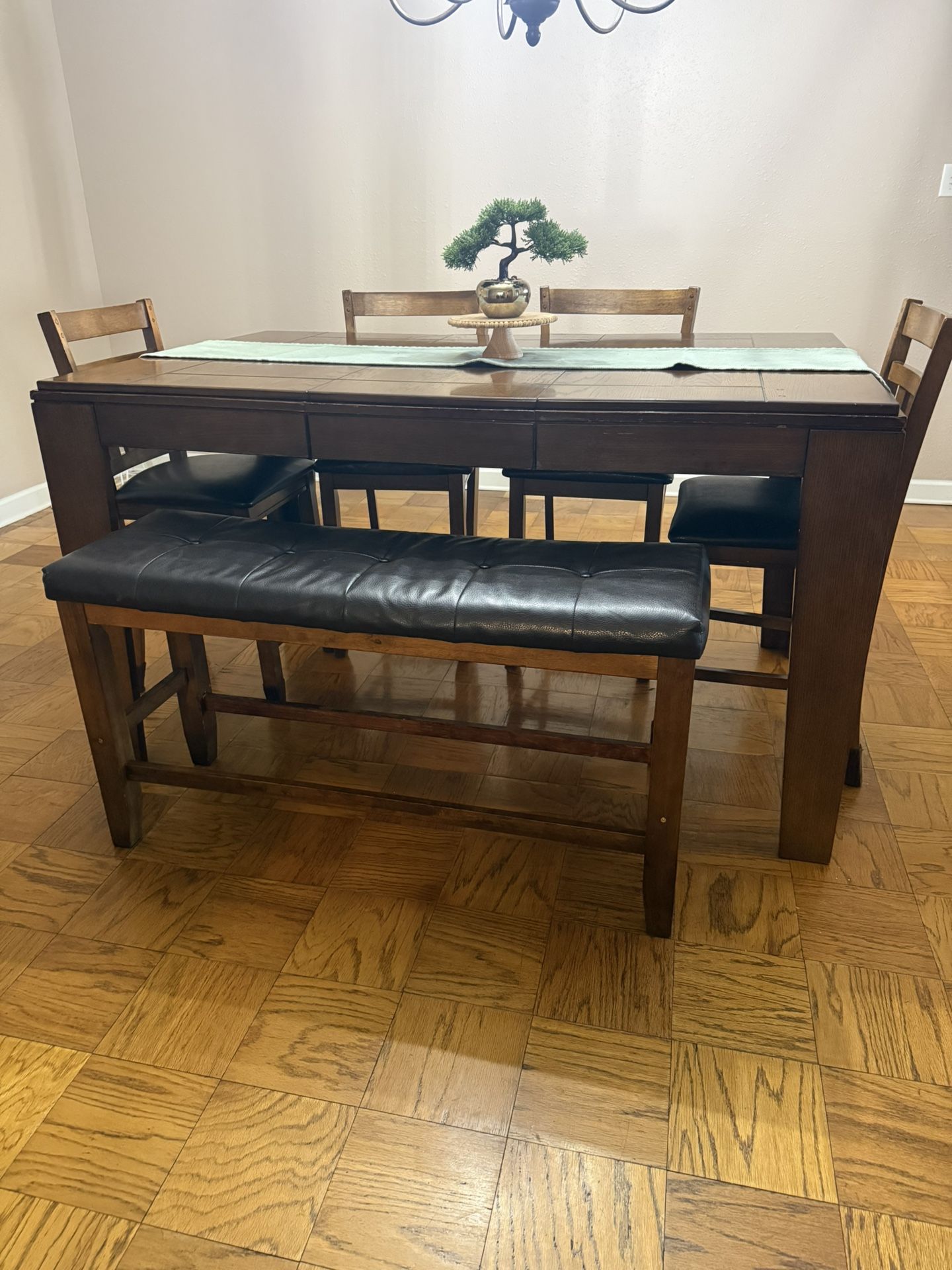 Dining table Homelegance Ameillia.