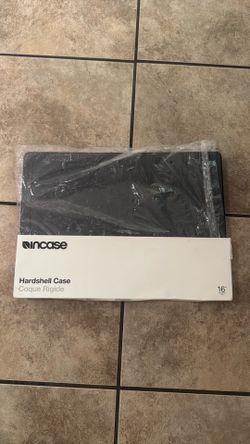 Incase Edge Hardshell Case with Makrolon for MacBook Pro 16 inch, Black Lightweight Protective Hardshell for MacBooks, Scratch Resistant, Rubber Feet,
