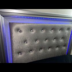 Queen Size Bedroom Set Looks Very New Still 