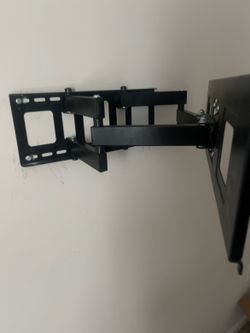 Best Buy Essentials Large Full-Motion TV Wall Mount (47–84”)  Excellent Condition