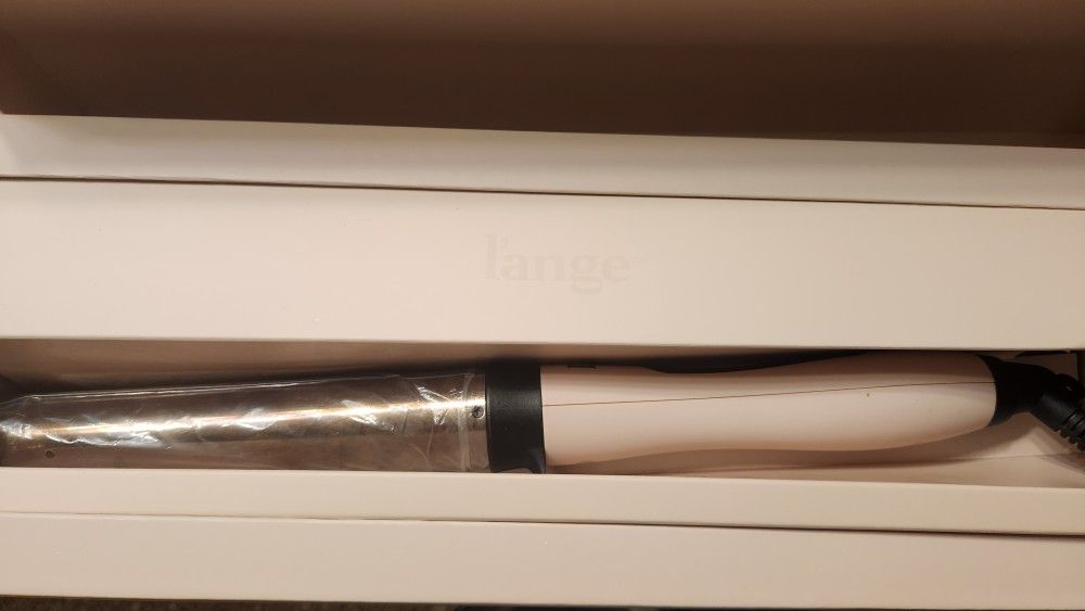 LANGE LE CURL 32MM TITANIUM CURLING WAND. USED TWICE $40