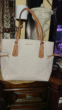 Authentic women's MK bag in excellent condition.