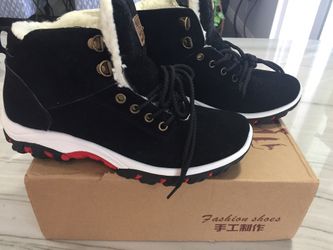 Xiu Xian Woman’s High Top Suede Lace up Fleece Lined Boots. Black. Size 8.5