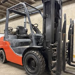 TOYOTA M8 forklift 5500 lb,3 stage, side shift, single double LOW HOURS 