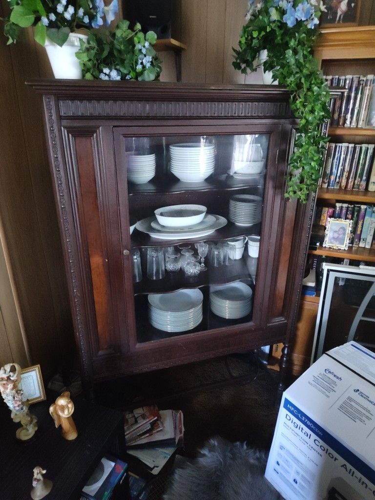 China Cabinet Set With Gold Trimming