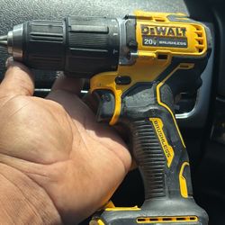 20v Dewalt  Drill  One Battery And Charger 100