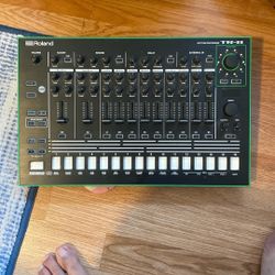 Roland TR-8 