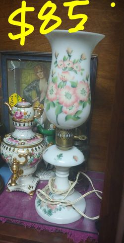 VINTAGE MILK GLASS TABLE LAMP