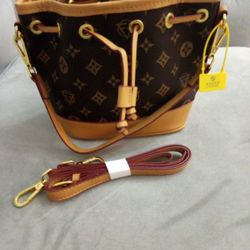 Purse. Bag. Shoulder Bag. Handbag. Tote. 