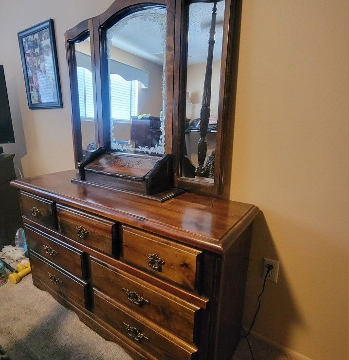 7- Drawer Dresser with Mirror and  Built-in Jewelry  Box