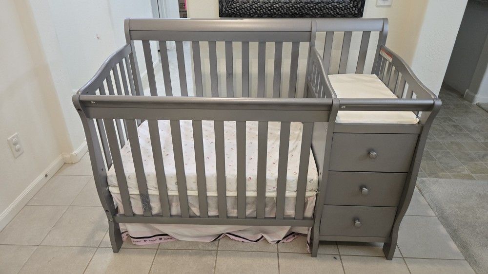 Convertible Baby Crib with Attached Changing Table & Drawers – Excellent Condition