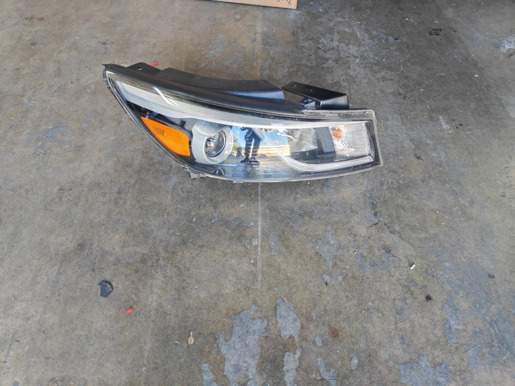 2015 2016 2017 2018 Kia Sedona Headlight Right (Passenger Side