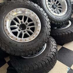 Vendo Rines Nuevos 17x9 De Ancho De 6-139.7 Lugs Con Llantas 265/70/R17 Bfgoodrich Por $930