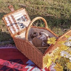 Wicker Picnic Basket Sets with Utensils Cutlery, Natural Hand Woven Willow Hamper Basket for 4 Persons, Picnic Hand Basket for Family,Party,Outdoor,Ca