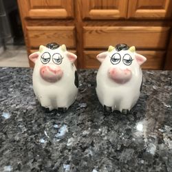 Ceramic Vintage cows Salt and Pepper Shakers no stoppers.  Size approximately 2 3/4 inches tall.  The bottom has a number E-159