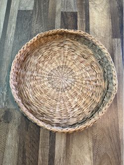 Round woven wick basket