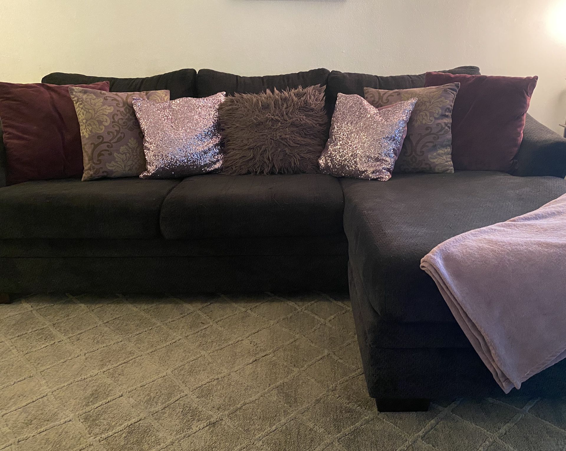 Beautiful sectional. Pillows included!!!