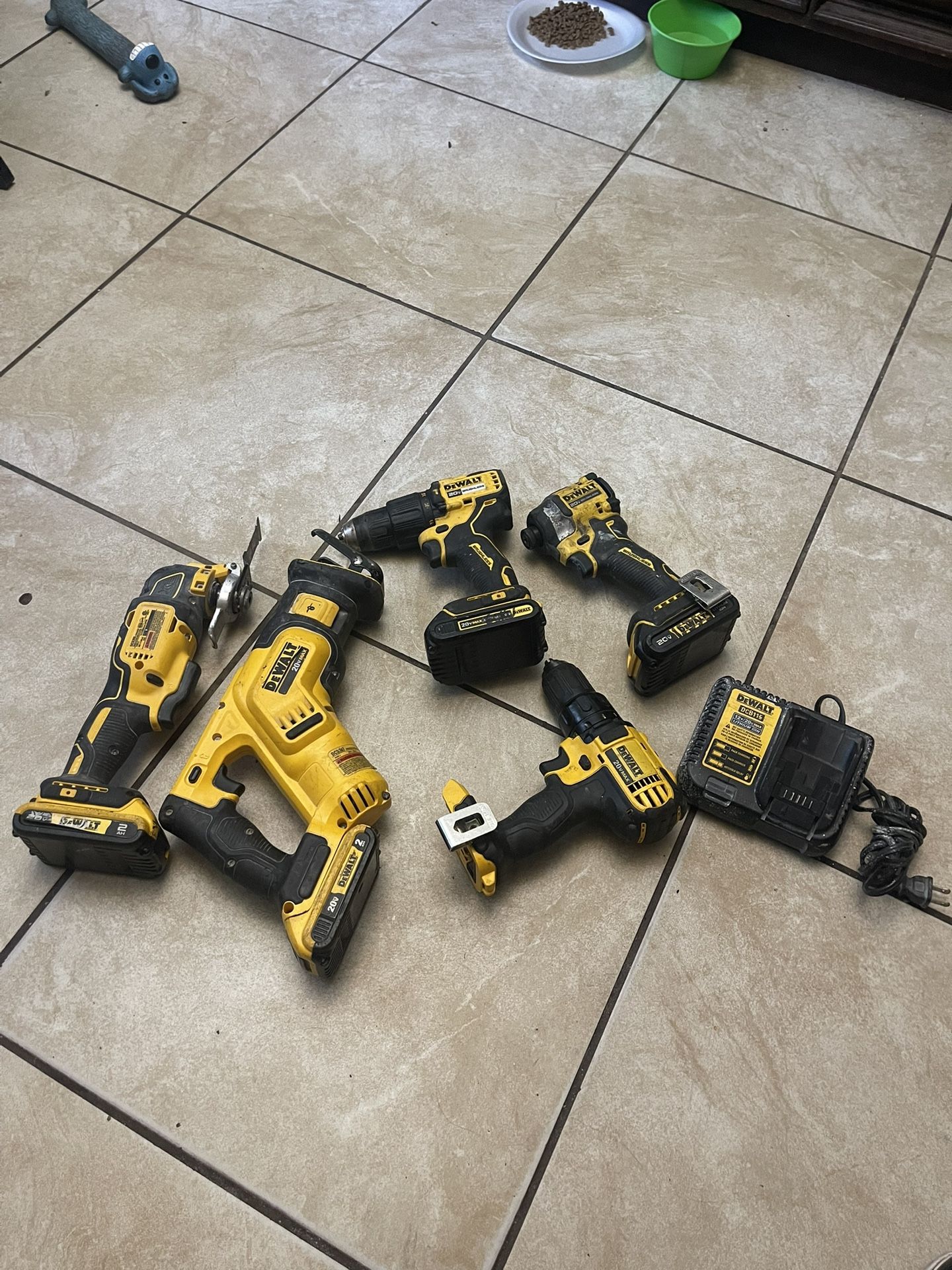 Set Dewalt 20v 5 PCs 4 batteries and charger
