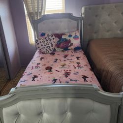 $200. Retail for $1400. Pottery Barn Twin kids bed. Blythe Upholstered. Please, READ DESCRIPTION. Hablo español.