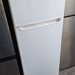 SMALL 10.1CF. STUDIO SIZE REFRIGERATOR. 