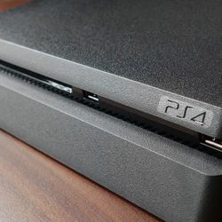 PlayStation 4 Slim With Games