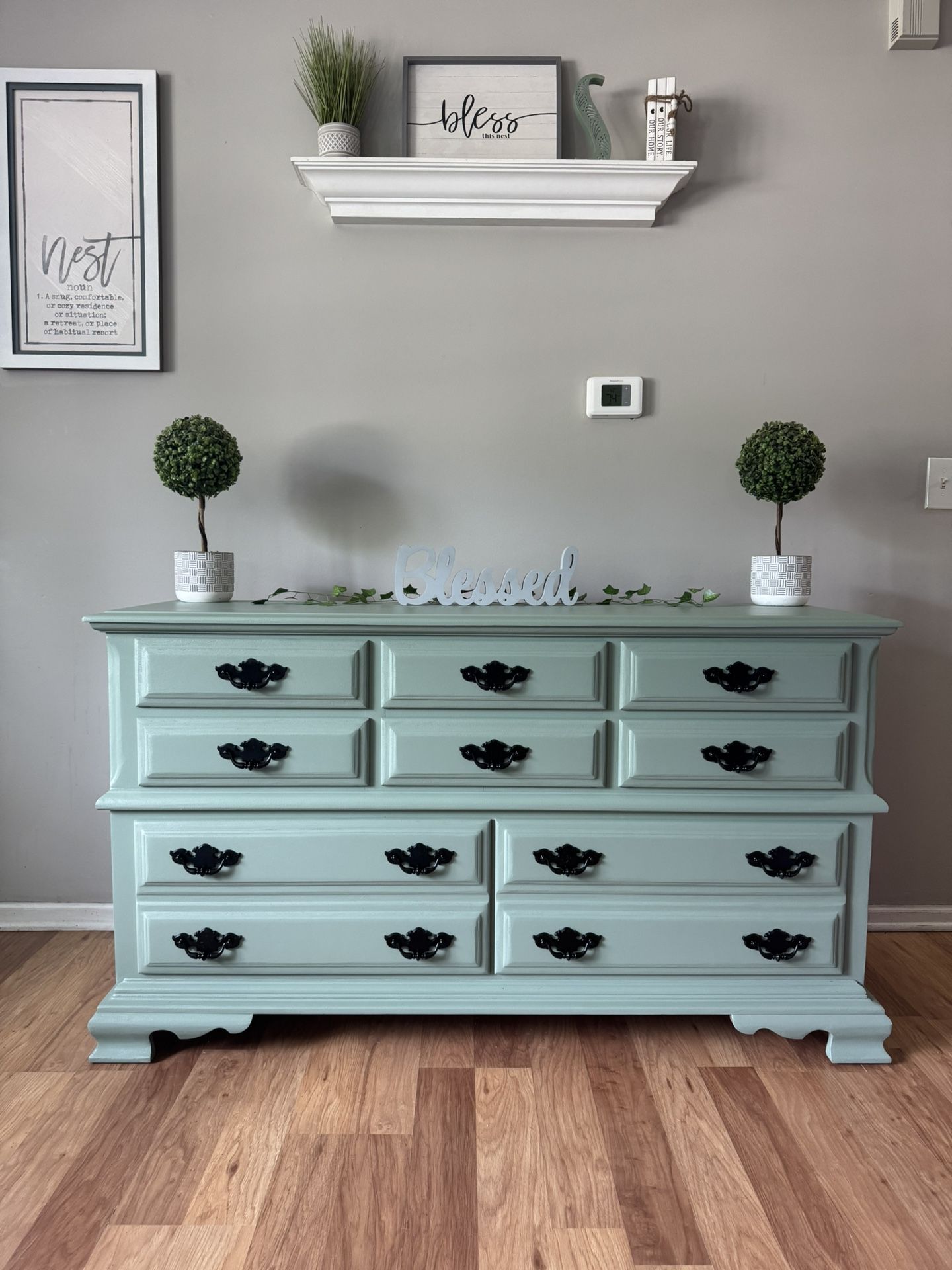 ✨💚Gorgeous Solid Wood Dresser💚✨