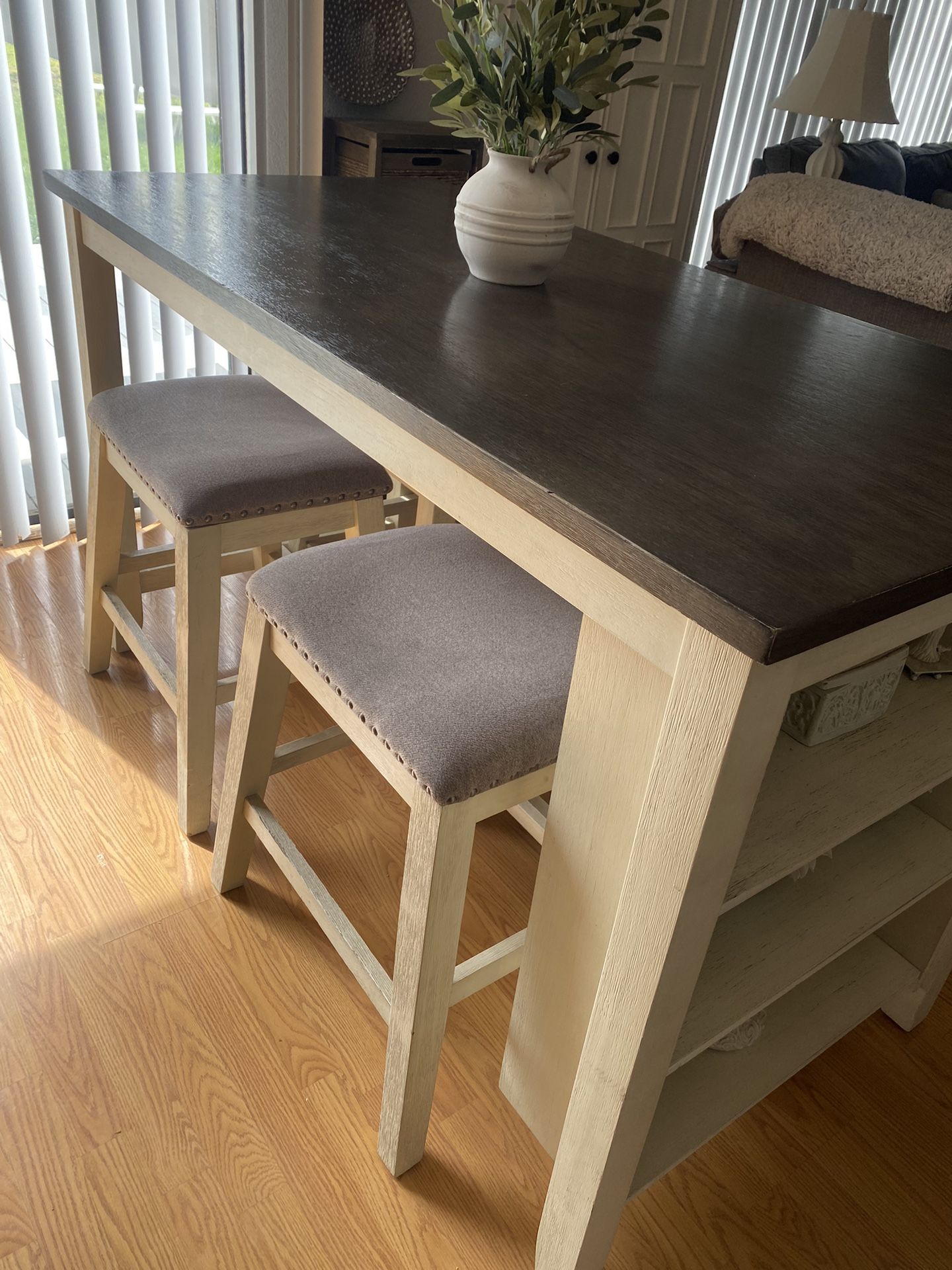 Cute Table W/Stools