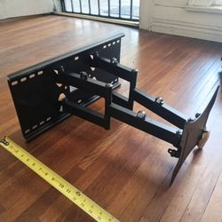TV Wall Mount Extends 18"  fits 37" to 80" 130Lbs