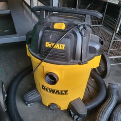 DEWALT 9 Gallon Wet/Dry Vacuum
